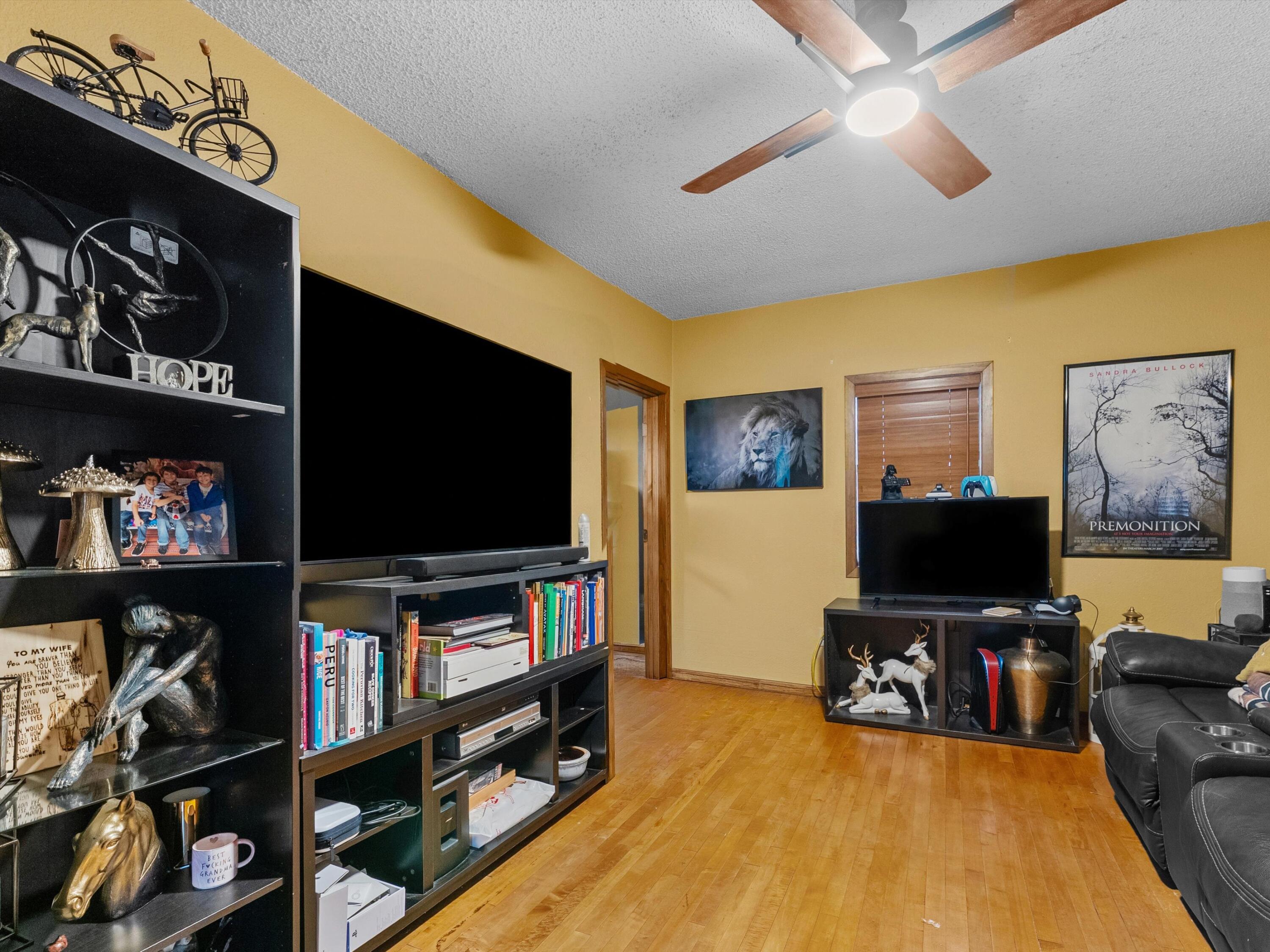 265 Lincoln Avenue Cleveland, WI 53015 - Photo 15 of 24 Living Room