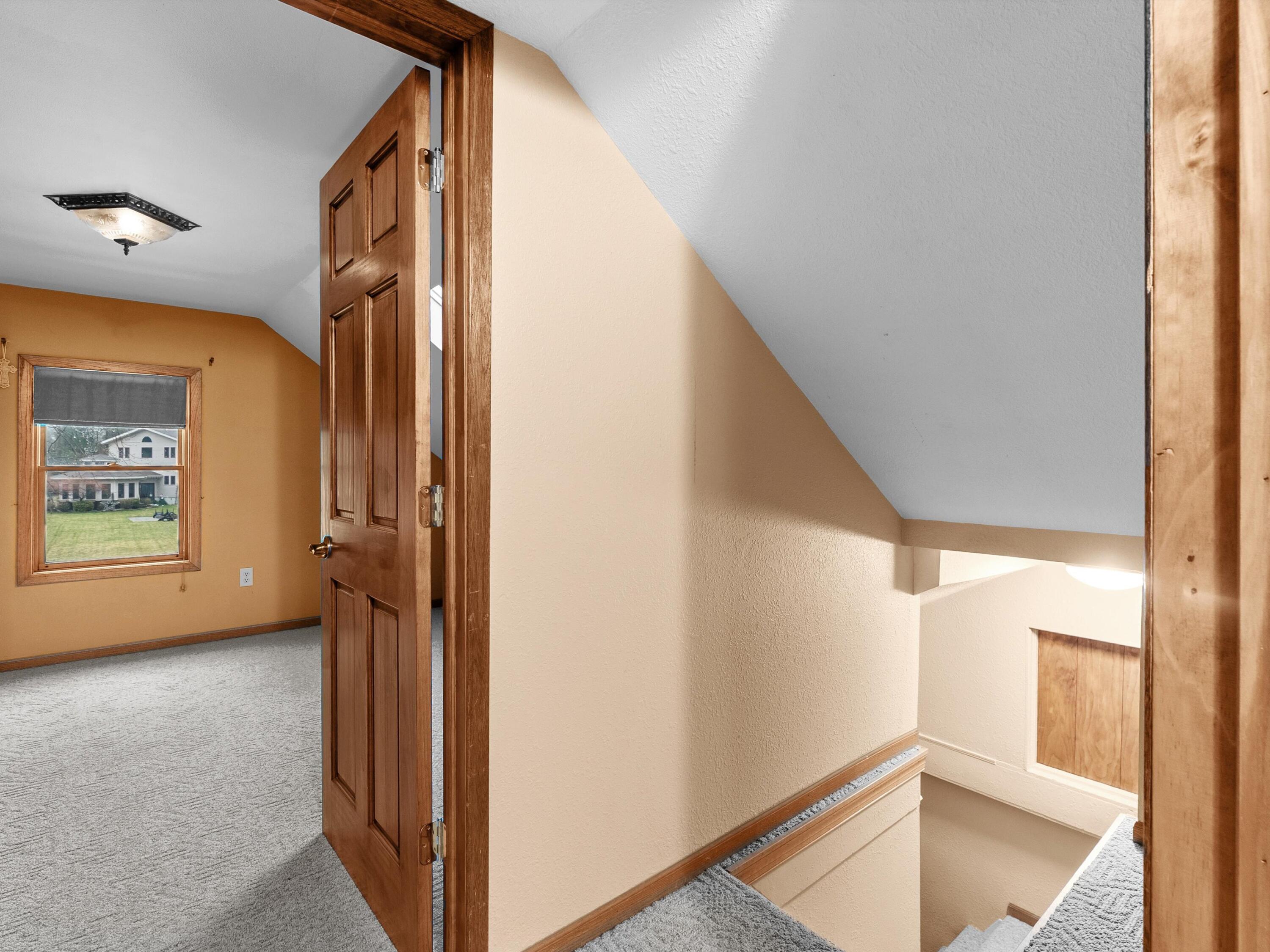 265 Lincoln Avenue Cleveland, WI 53015 - Photo 16 of 24 Hallway