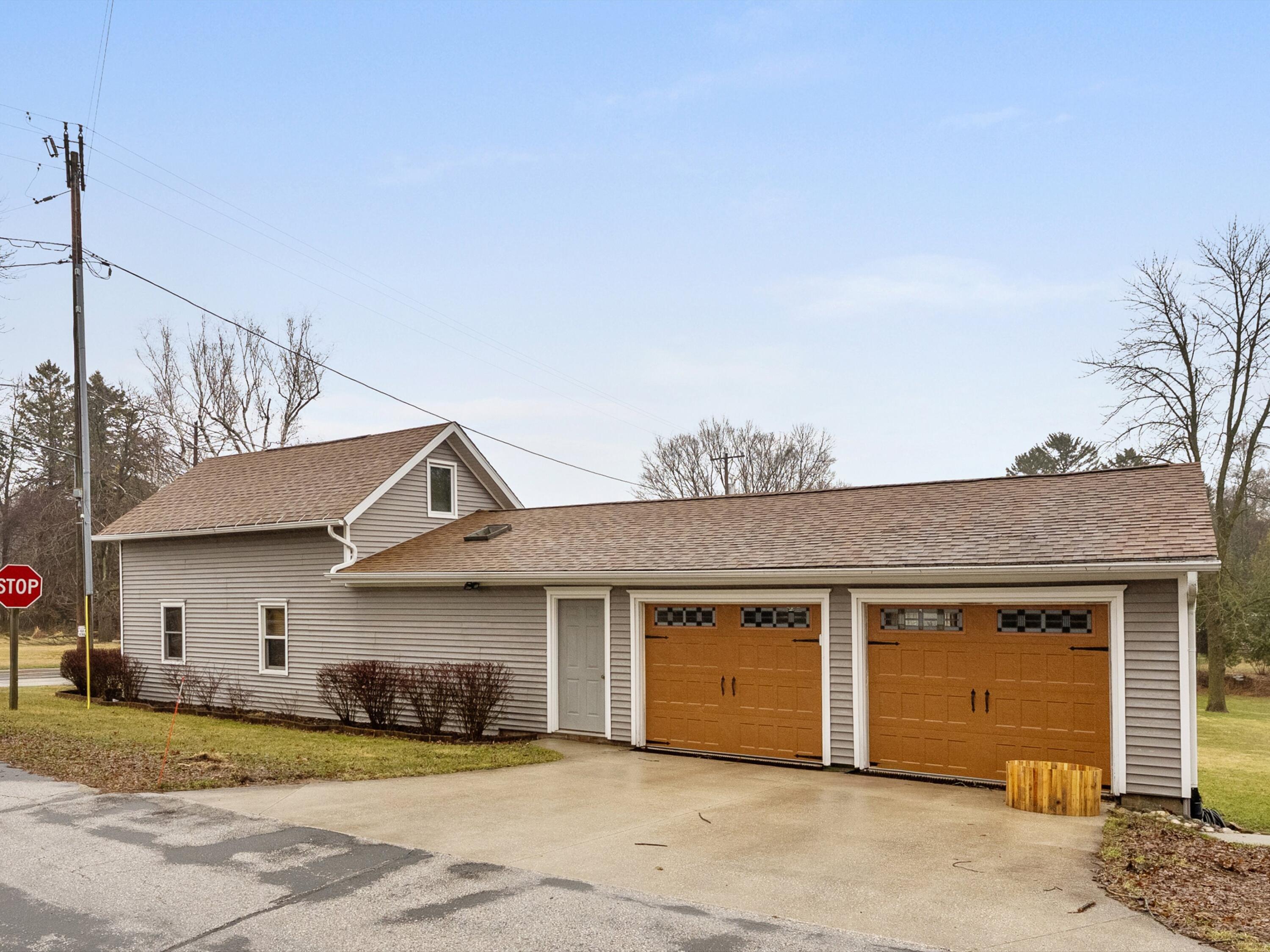265 Lincoln Avenue Cleveland, WI 53015 - Photo 2 of 24 Garage View