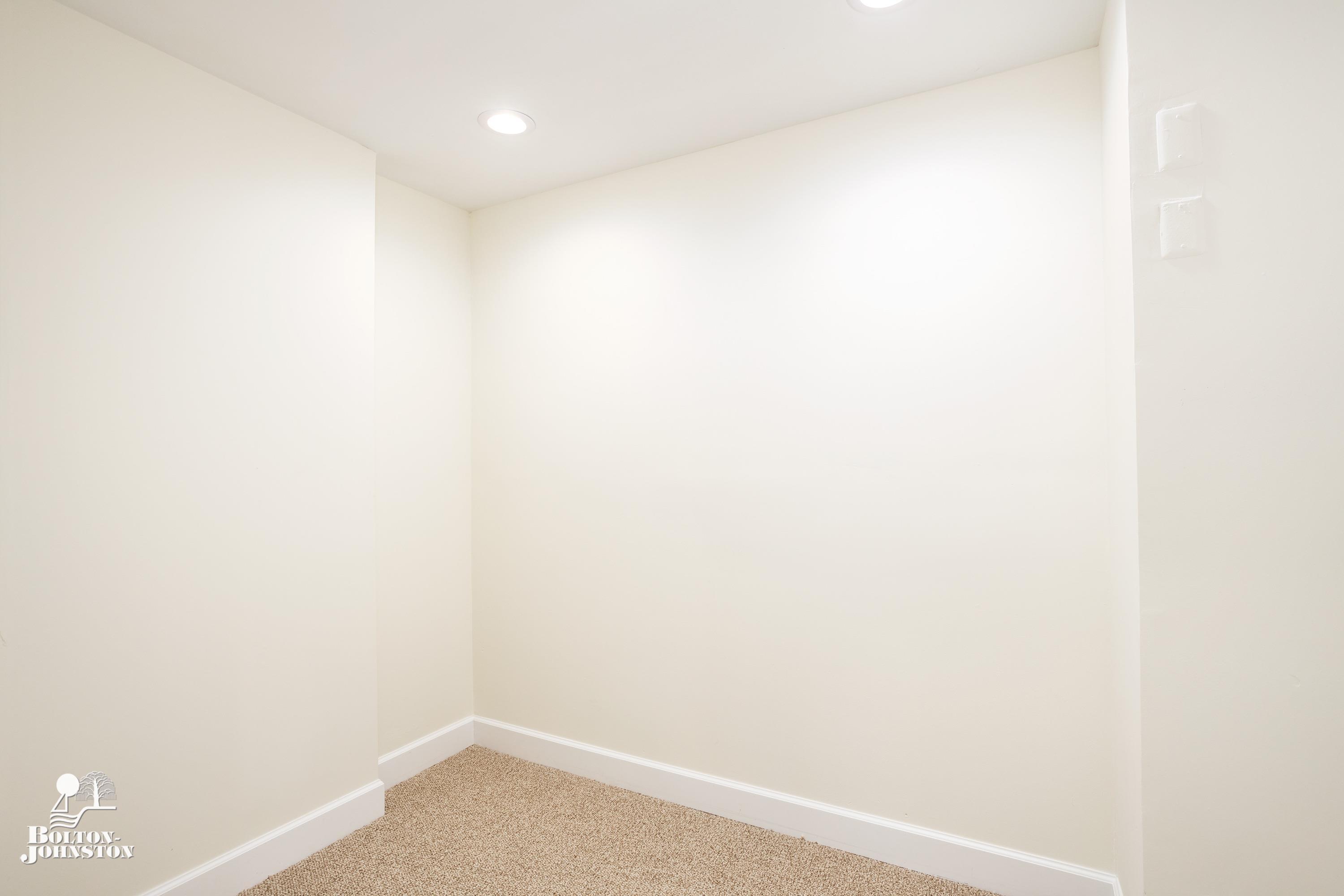 284 Ridgemont Road Grosse Pointe, MI 48236 - Photo 18 of 34 Main Bedrm Walk in Closet