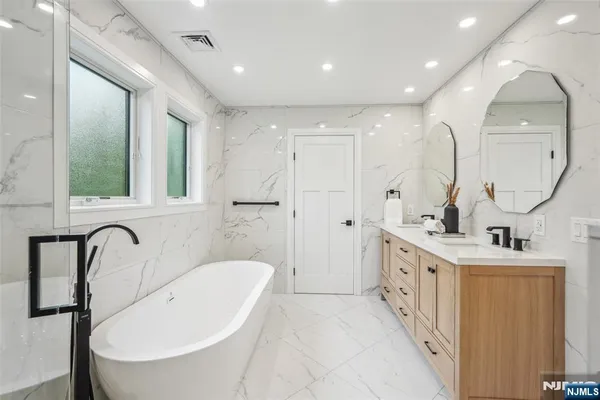 $1,995,000 | 492 Oaktree Road, Oradell, NJ 07649