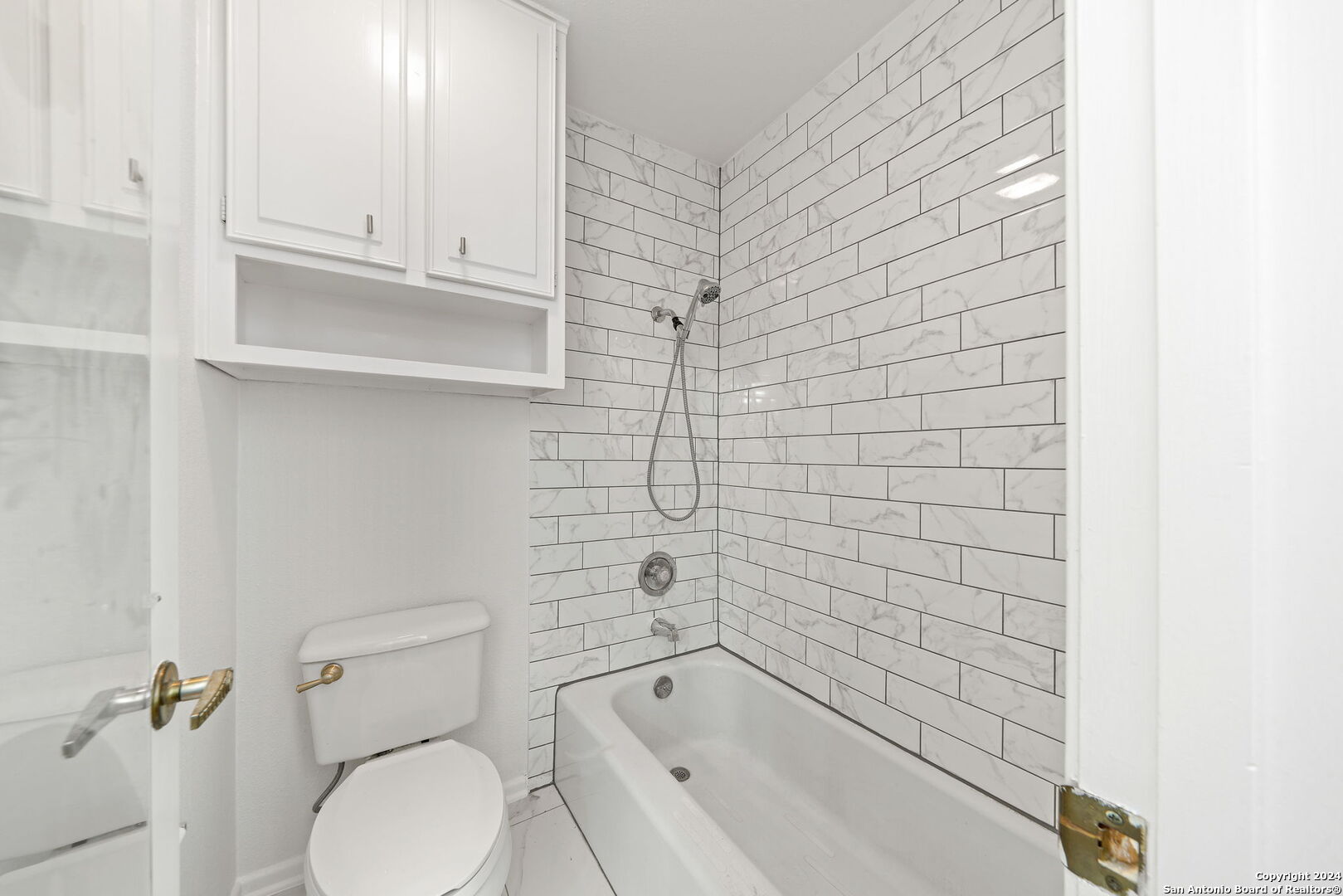 6106 Vance Jackson Road, Unit 50 San Antonio, TX 78230 - Photo 26 of 30 a bathroom with a toilet and bathtub