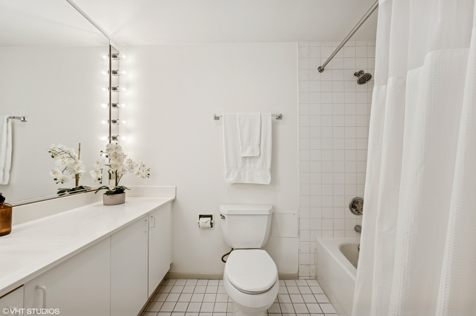 40 East Delaware Place, Unit 301 Chicago, IL 60611 - Photo 17 of 21 a bathroom with a sink toilet and shower