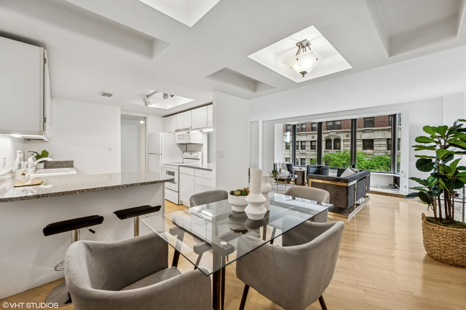 40 East Delaware Place, Unit 301 Chicago, IL 60611 - Photo 9 of 21 a living room with furniture and a large window