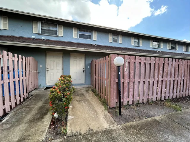 $1,900 | 910 Cypress Way East, Palm Springs, FL 33406