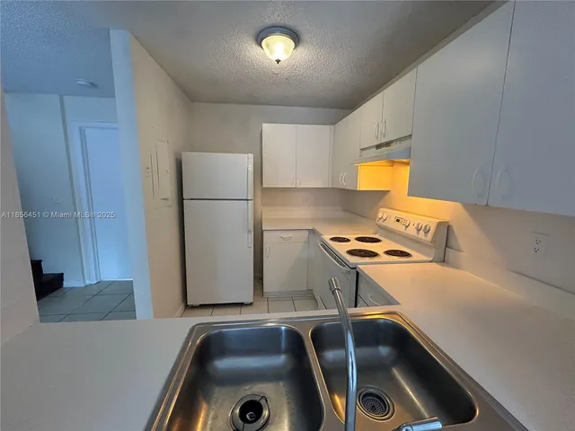 $1,900 | 910 Cypress Way East, Palm Springs, FL 33406