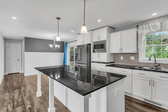 $228,000 | 1 High Ridge Circle, Montville, CT 06382