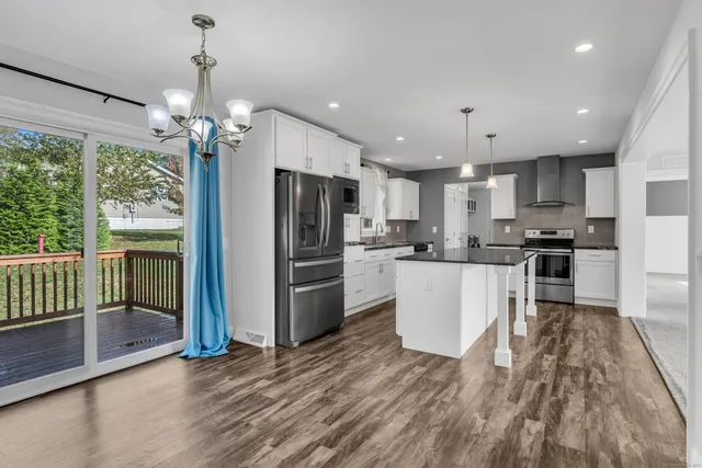 $228,000 | 1 High Ridge Circle, Montville, CT 06382