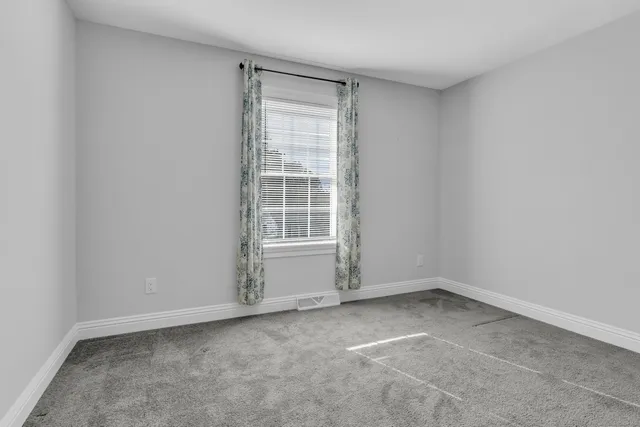 $228,000 | 1 High Ridge Circle, Montville, CT 06382