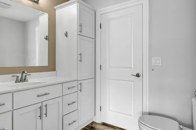 $228,000 | 1 High Ridge Circle, Montville, CT 06382