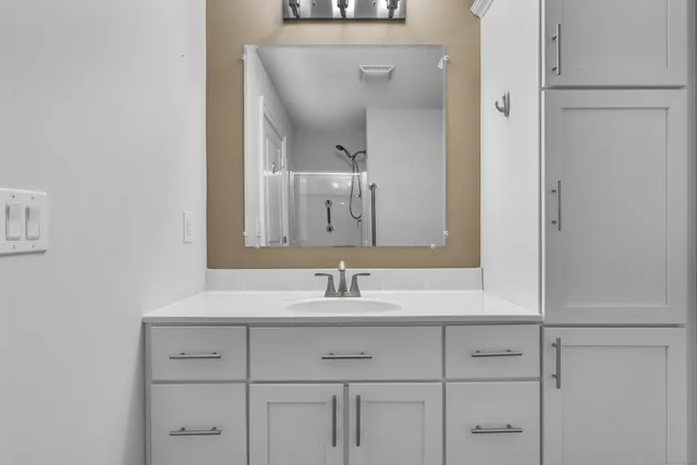 $228,000 | 1 High Ridge Circle, Montville, CT 06382