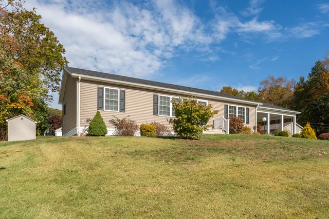 $228,000 | 1 High Ridge Circle, Montville, CT 06382