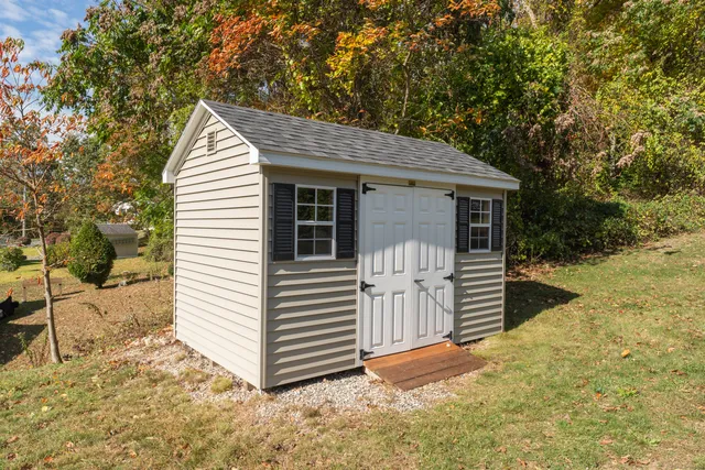 $228,000 | 1 High Ridge Circle, Montville, CT 06382