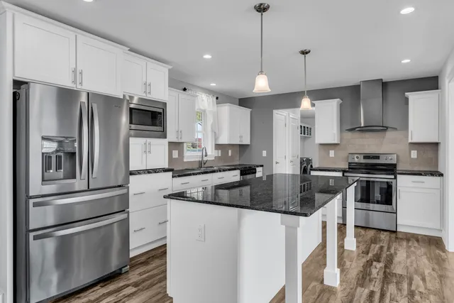 $228,000 | 1 High Ridge Circle, Montville, CT 06382