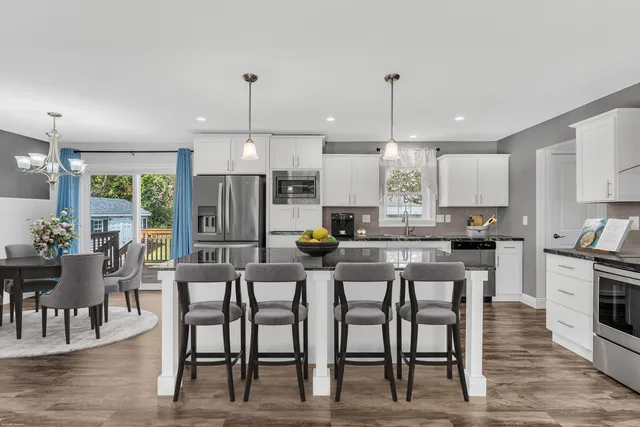 $228,000 | 1 High Ridge Circle, Montville, CT 06382