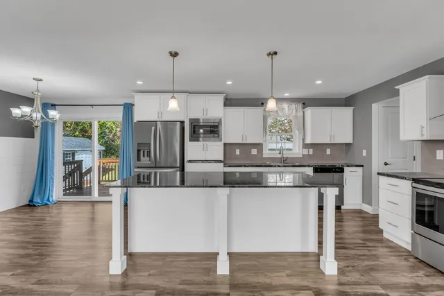 $228,000 | 1 High Ridge Circle, Montville, CT 06382