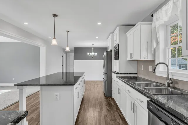 $228,000 | 1 High Ridge Circle, Montville, CT 06382