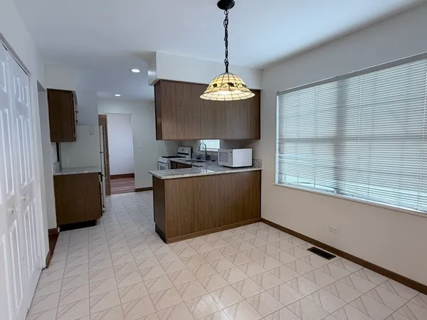 $3,000 | 1817 Altoona Court, Schaumburg, IL 60169
