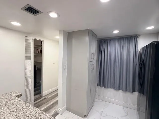 a view of entryway with livingroom