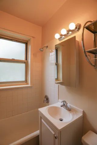 $1,675 | 1100 West Roscoe Street, Unit 11, Chicago, IL 60657