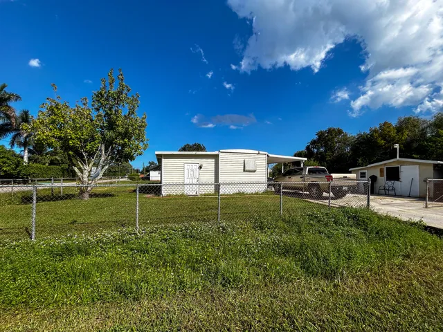 a view of a back yard