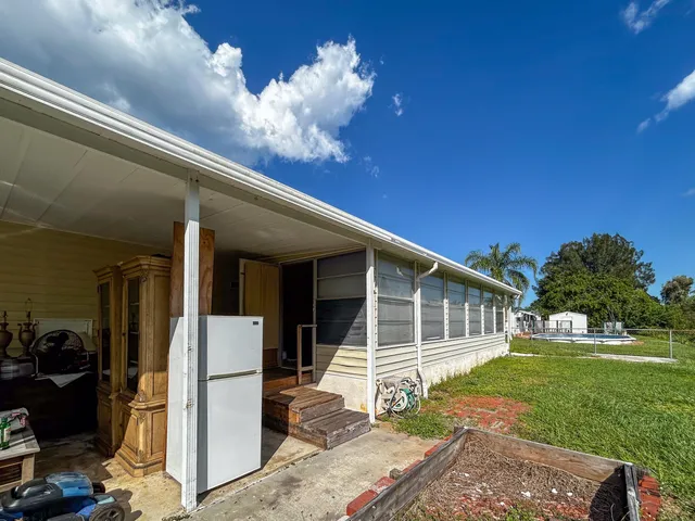 a view of a house with backyard