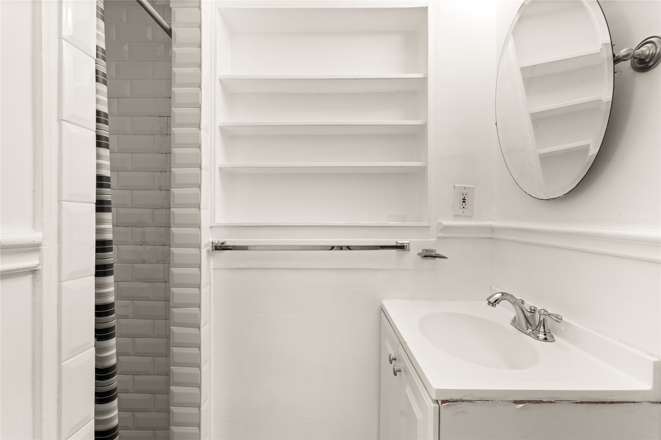 2202 West Main Street Houston, TX 77098 - Photo 25 of 32 a bathroom with a sink and a mirror