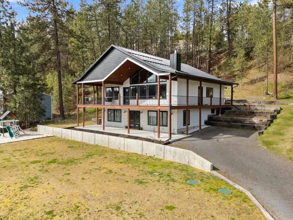 $800,000 | 23401 North Westlake Drive, Nine Mile Falls, WA 99026
