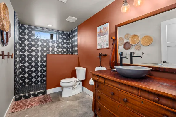 $800,000 | 23401 North Westlake Drive, Nine Mile Falls, WA 99026