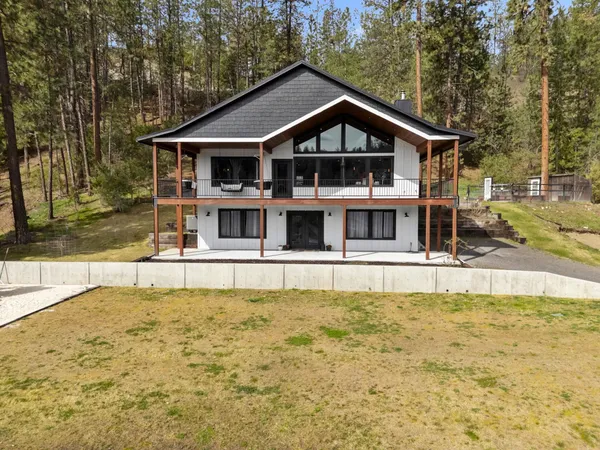 $800,000 | 23401 North Westlake Drive, Nine Mile Falls, WA 99026