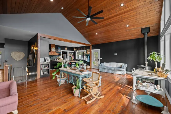 $800,000 | 23401 North Westlake Drive, Nine Mile Falls, WA 99026