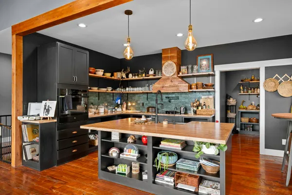 $800,000 | 23401 North Westlake Drive, Nine Mile Falls, WA 99026