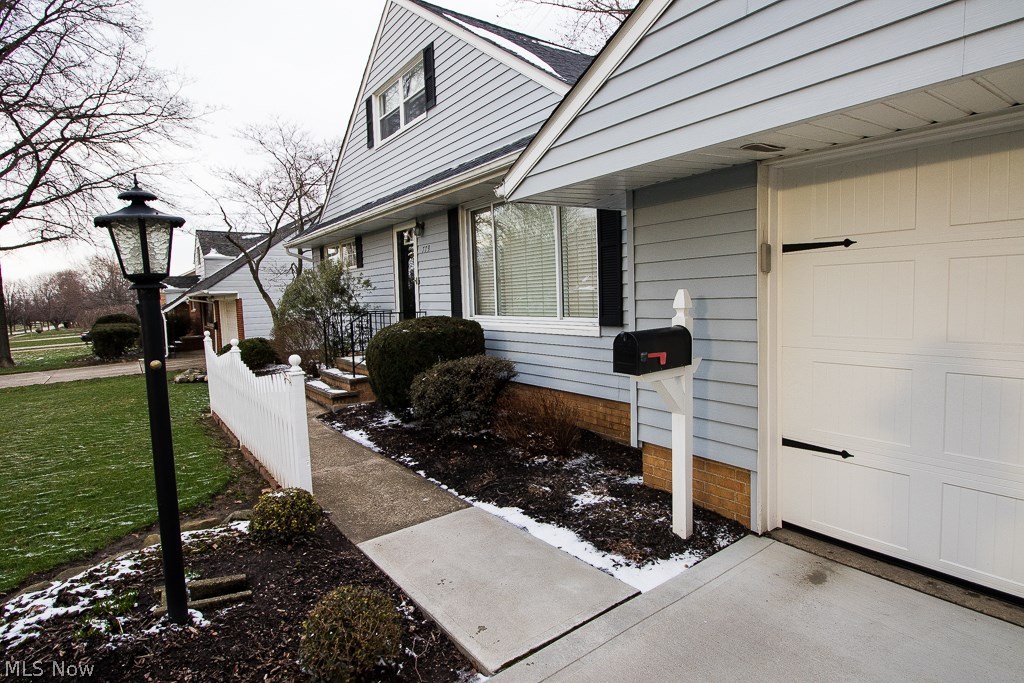 779 Edgewood Road Cleveland, OH 44143 - Photo 25 of 32 The yard is well manicured and has great curb appeal.