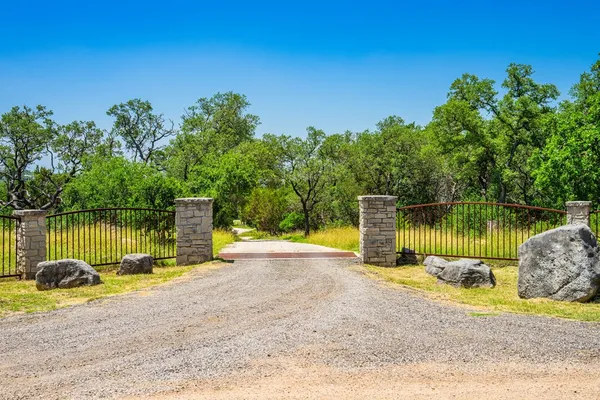 $1,133,391 | 377 Green Oak Drive, Kerrville, TX 78028