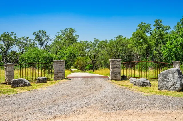 $1,199,900 | 377 Green Oak Drive, Kerrville, TX 78028