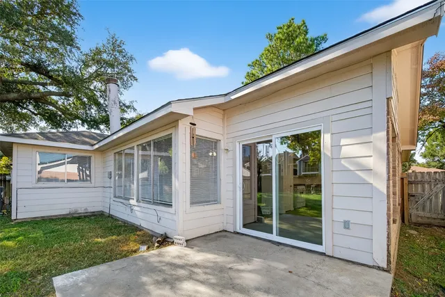 a view of a house with backyard and tree