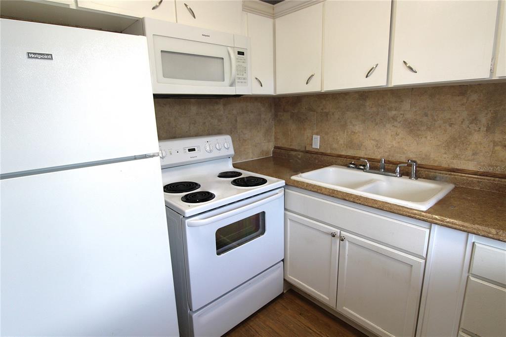 3001 Bee Ridge Road, Unit 117 Sarasota, FL 34239 - Photo 2 of 16