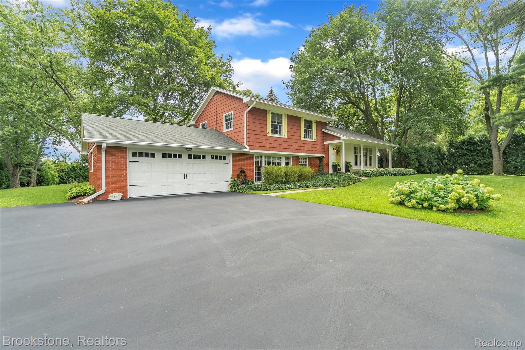 2515 Hickory Lawn Road Rochester, MI 48307 - Photo 21 of 35 10-2515-Hickory-Lawn-Rd-Rochester-Hills-MI-48307-WindowStill-Real-Estate-Photography-10.jpg