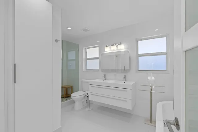 $7,500 | 391 Southeast 7th Avenue, Pompano Beach, FL 33060