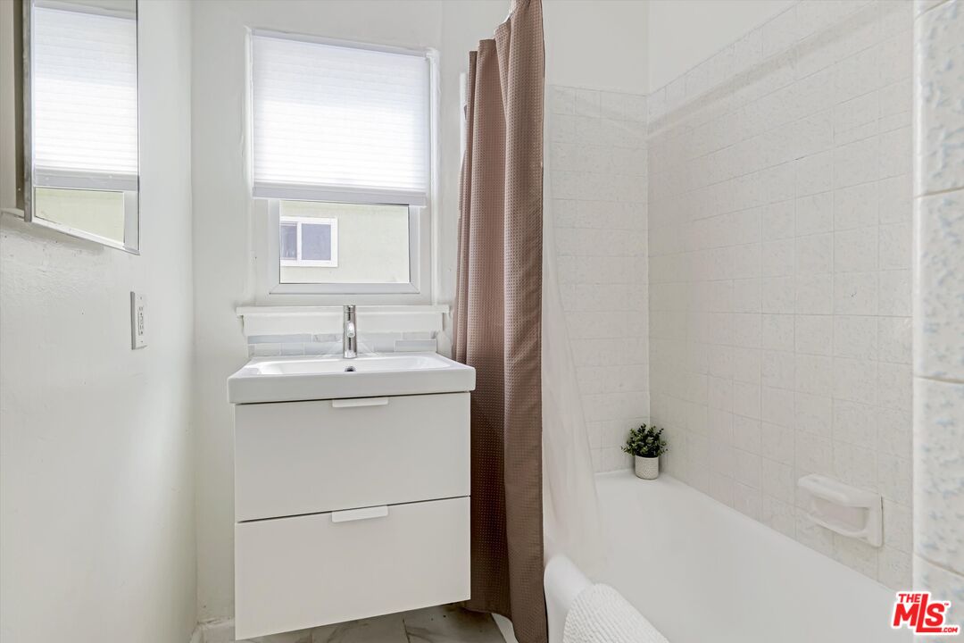 153 West Channel Road Santa Monica, CA 90402 - Photo 73 of 74 a bathroom with a sink toilet and tub