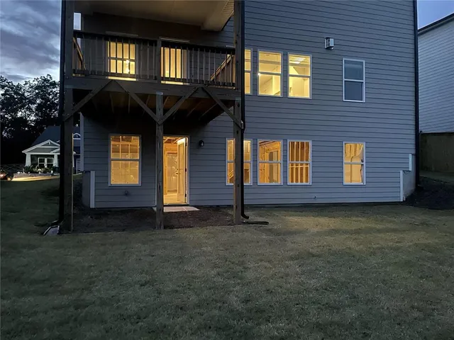 a view of an house with backyard