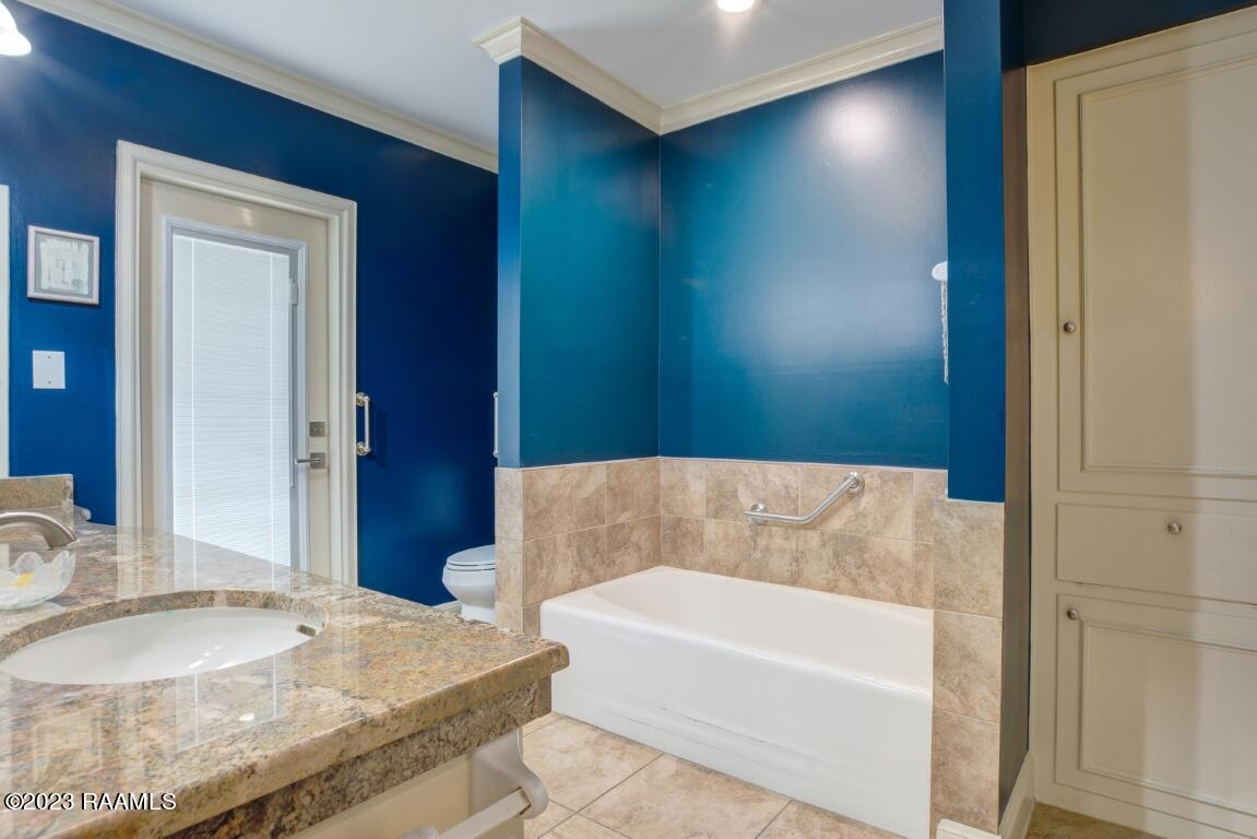 202 Kings Road Lafayette, LA 70503 - Photo 19 of 28 Ensuite bath 2
