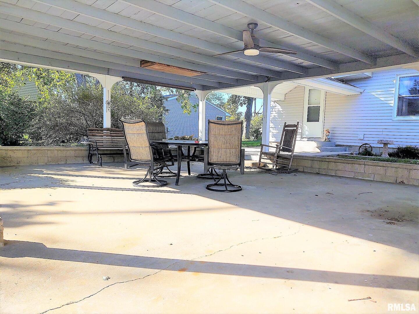 901 Locust Street Vienna, IL 62995 - Photo 10 of 25 a living room with a large window