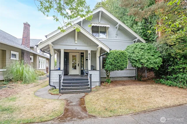 a view of a house with backyard
