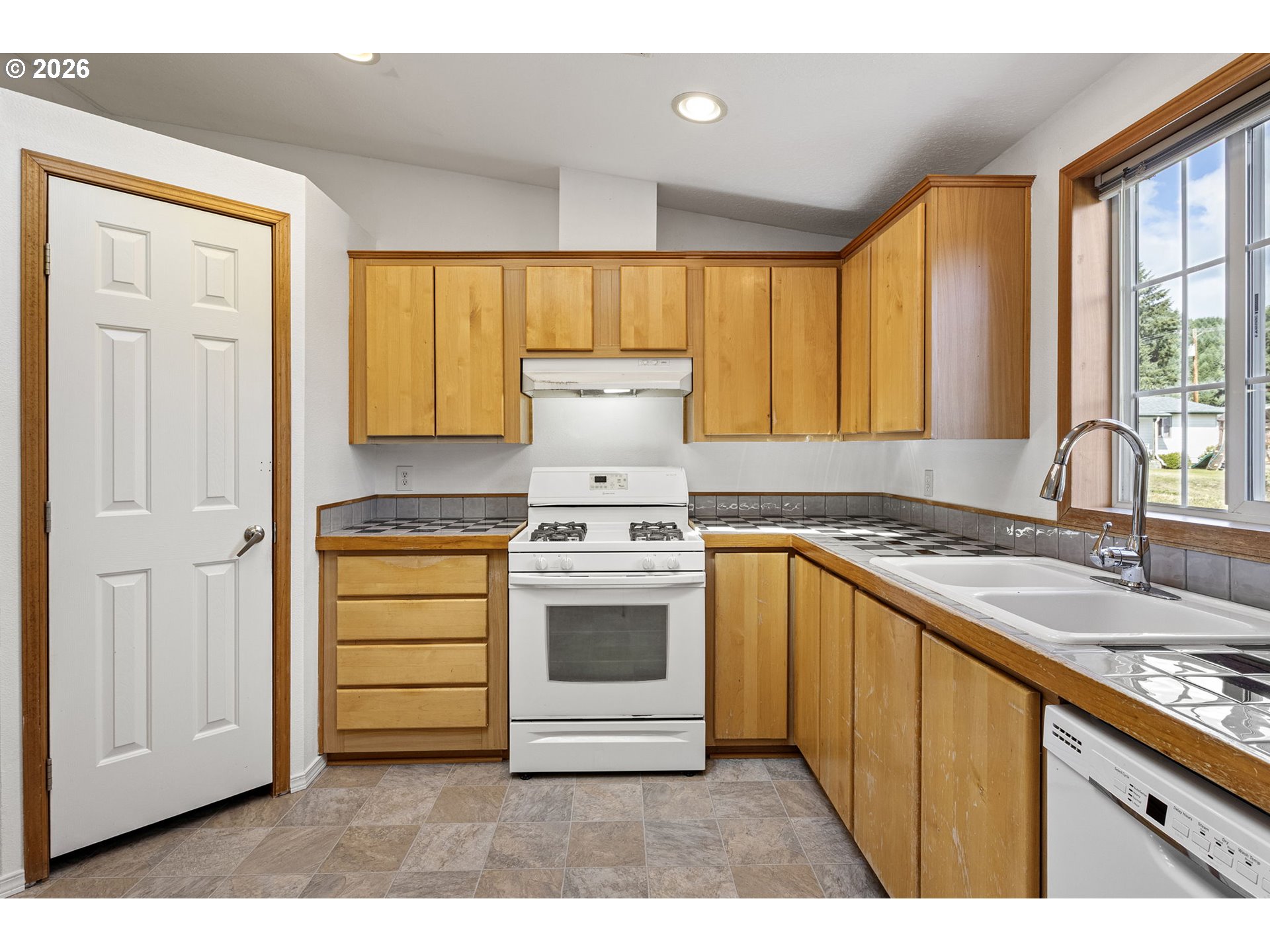 475 3rd Street Elkton, OR 97436 - Photo 11 of 34
