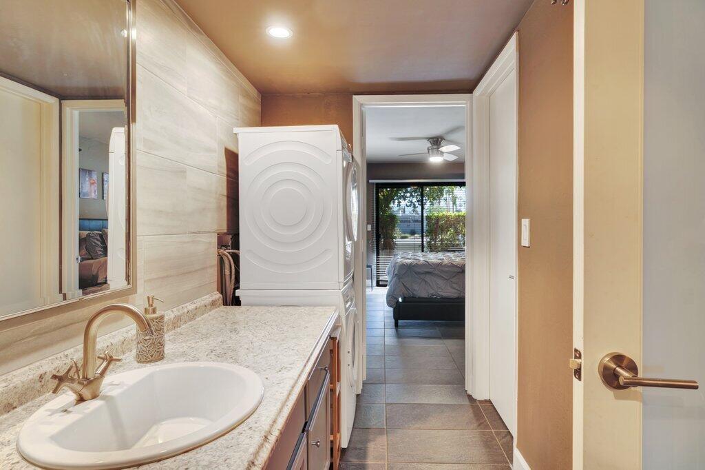 1050 Ramon Road, Unit 3 Palm Springs, CA 92264 - Photo 6 of 28 a en suite bathroom with a sink and a mirror