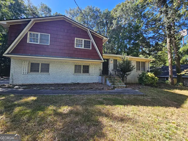a view front of houses with yard