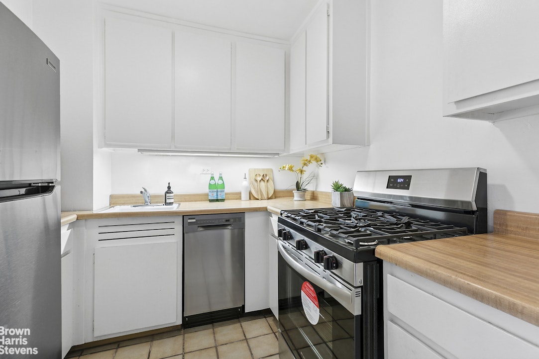 245 East 25th Street, Unit 10E Manhattan, NY 10010 - Photo 4 of 11