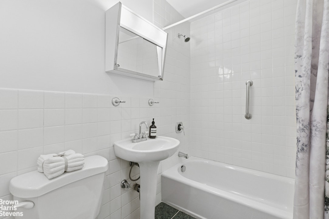 245 East 25th Street, Unit 10E Manhattan, NY 10010 - Photo 6 of 11