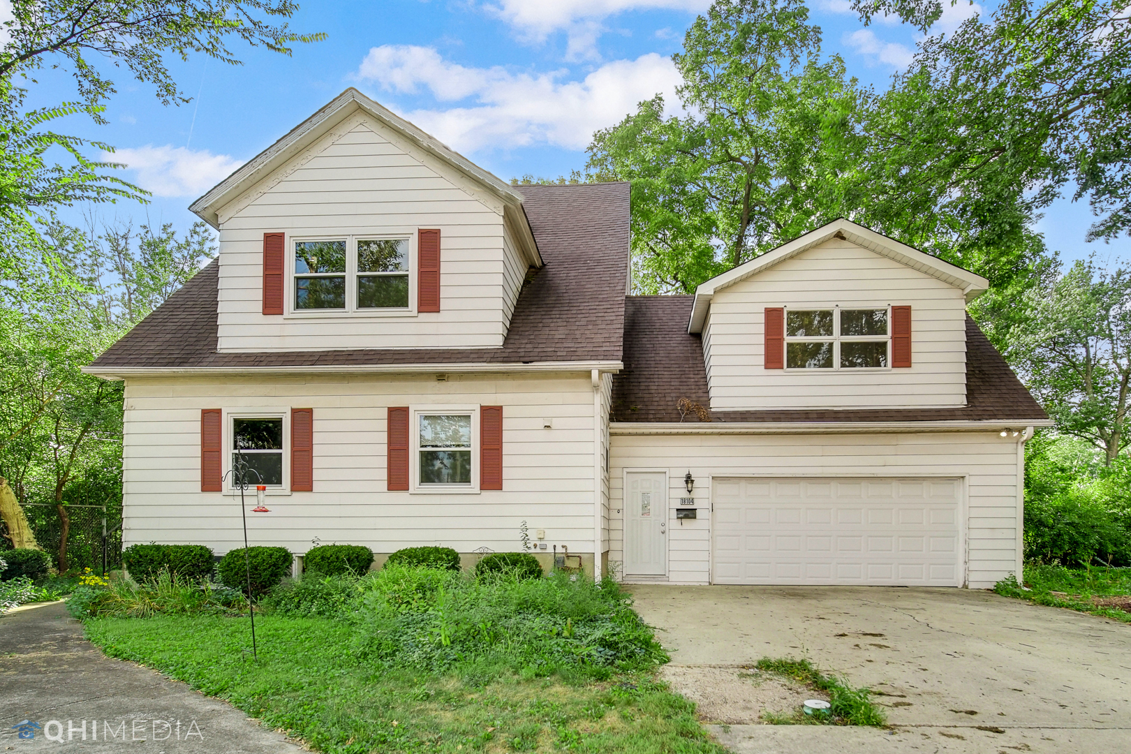 18104 Park Avenue Homewood, IL 60430 - Photo 2 of 26 a front view of a house with garden